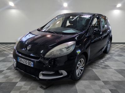 la photo d'une voiture noire garée dans un garage