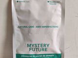 un sachet contenant une poudre mystérieuse, posé sur un comptoir