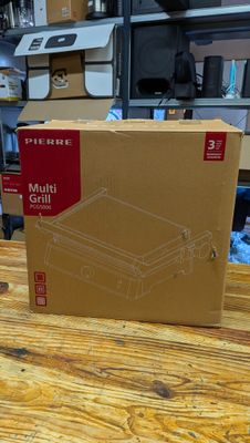 une boîte posée sur une table dans une pièce