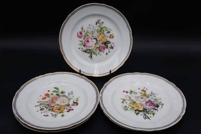 Cinq assiettes en porcelaine 19ème filet bleu et or décor de bouq...