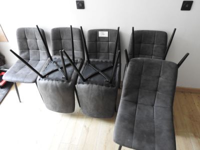 a row of chairs that are lined up in a room