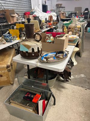 une table avec beaucoup d'objets dans une pièce