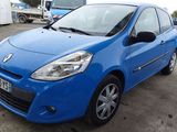 une voiture bleue garée dans un parking