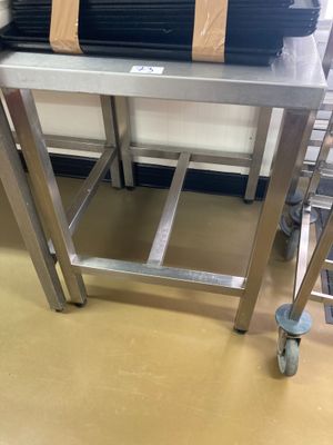 une table en métal sur laquelle est posé un sac