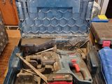 une boîte à outils bleue avec des outils sur une table