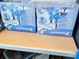 deux cartons contenant des aspirateurs, posés sur une étagère dans une pièce
