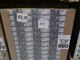 une grande pile de cartons sur l'étagère du magasin
