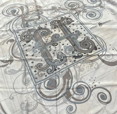 HERMES Carré en "H comme Histoire" dans des tons bleu-gris s… - Photo 1