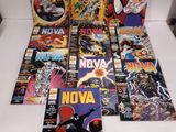 une pile de bandes dessinées posée sur une table blanche
