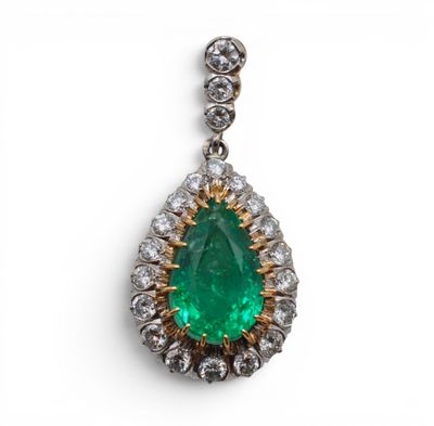 un pendentif en émeraude et diamants