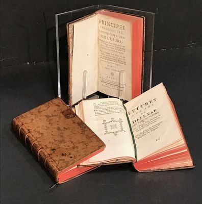 deux livres ouverts posés l'un à côté de l'autre sur une table