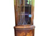 un vieux meuble en bois surmonté d'une porte en verre