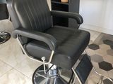 une photo d'un fauteuil de coiffeur dans un salon