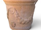 un pot en terre cuite orné d'un motif représentant un oiseau et une fleur
