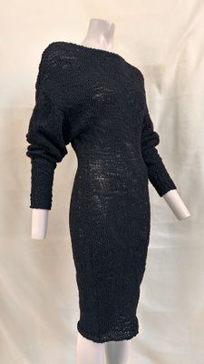 le dos d'une robe noire en maille sur un mannequin, un mannequin, un mannequin, un mannequin, un mannequin, un mannequin, un mannequin, un mannequin, un mannequin, un mannequin, un mannequin, un mannequin, un mannequin, un mannequin, un mannequin, un mannequin, un mannequin, un mannequin, un mannequin, un mannequin, un mannequin, un mannequin, un mannequin, un mannequin, un mannequin, un mannequin, un mannequin, un mannequin, un mannequin, un mannequin, un mannequin, un mannequin, un