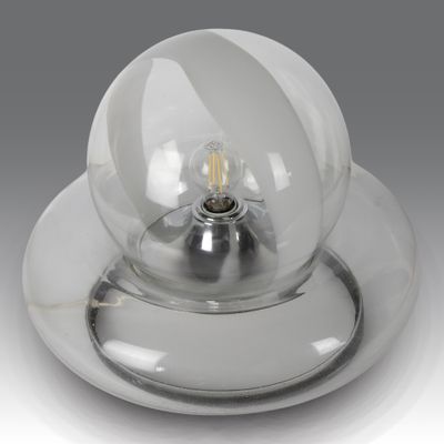une lampe posée sur une assiette