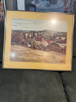 tableau encadré représentant une vue d'une ville depuis une fenêtre