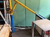 une grue jaune posée sur une table dans une pièce