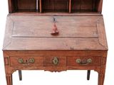 un vieux bureau en bois avec des tiroirs et des tiroirs sur le dessus
