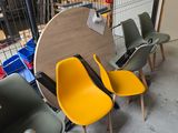 de nombreuses chaises et une table dans une pièce où se trouve une cage