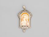 une image représentant un pendentif en argent et en or orné du portrait d'une femme