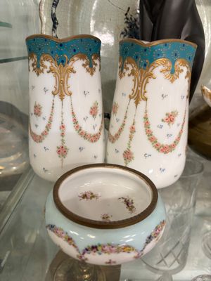 deux vases posés sur une table en verre