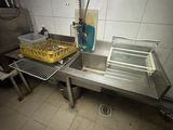 une image d'une cuisine avec un évier et un comptoir