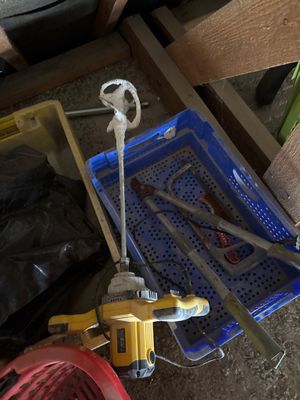de nombreux outils posés sur le sol les uns à côté des autres