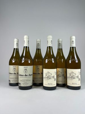 six bouteilles de vin sont alignées dans une rangée