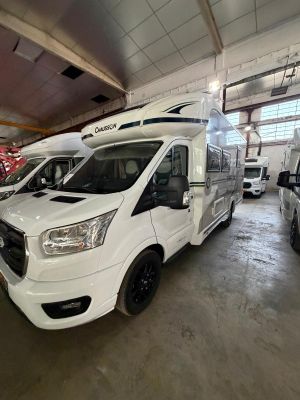 une camionnette blanche garée dans un garage