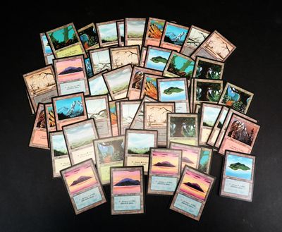 une pile de cartes posées les unes à côté des autres sur une table