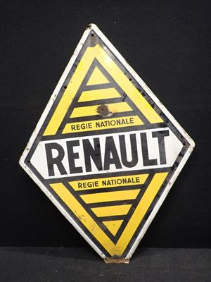 un vieux panneau jaune et noir sur lequel figure le mot « Renault »