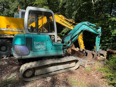 une pelleteuse bleue et jaune posée par terre