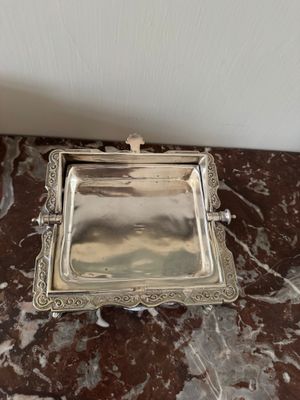 un plateau en argent posé sur une table en marbre
