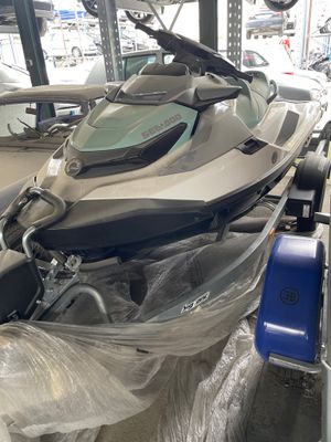 une photo d'un jet-ski dans un showroom