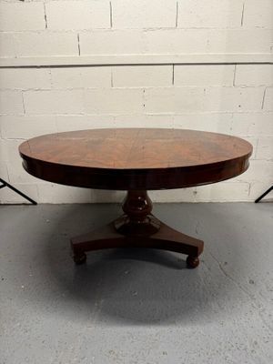 une image d'une table ronde avec un plateau en bois