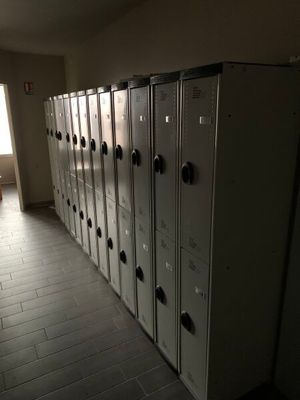 Plusieurs casiers sont alignés les uns à côté des autres dans une pièce vide