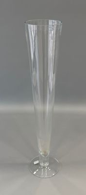 un verre transparent posé sur une table