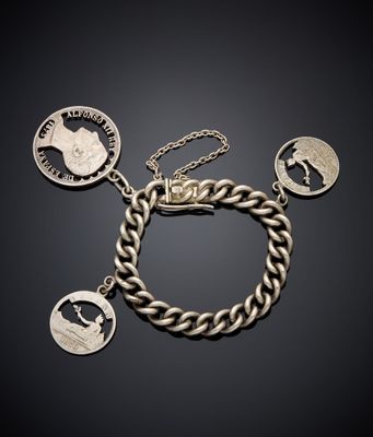 un gros plan d'un bracelet orné de pièces de monnaie