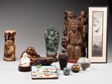 de nombreuses figurines asiatiques posées sur une table