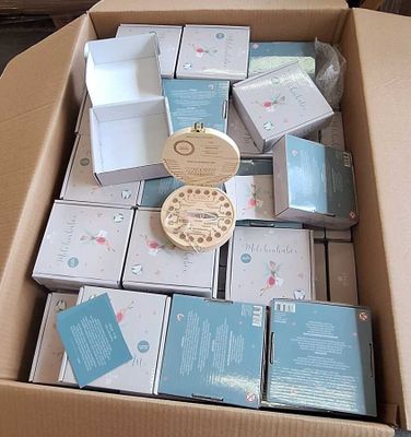 56 / 1 palette de 102 kg de boîtes à dents de lait en … - Photo 1