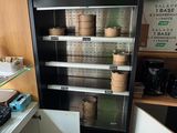 un réfrigérateur dans lequel se trouvent des aliments
