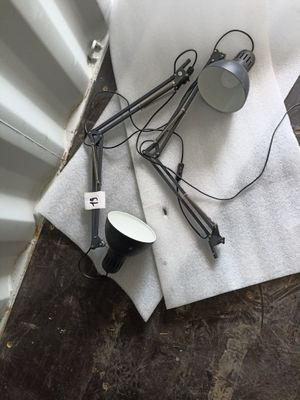 deux lampes et une tasse posées par terre, l'une à côté de l'autre