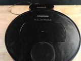 un gros plan d'une table sur laquelle est posée une télécommande