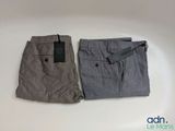 deux paires de pantalons pour homme avec leur étiquette