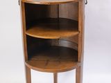 l'image d'une petite table en bois surmontée d'une étagère