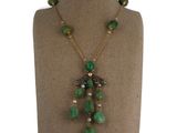gros plan d'un mannequin portant un collier