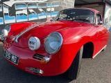 une voiture rouge garée devant un bâtiment