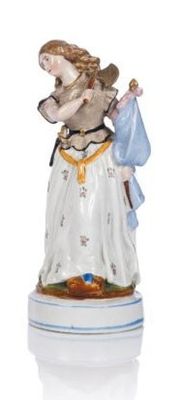 une figurine représentant une femme tenant un sac bleu