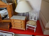 une table rouge sur laquelle se trouvent une lampe et un miroir